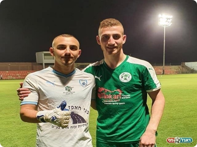 רוצים לעלות. החלוץ מוחמד עואודה והשוער שקד נחמני. (צילום הפייסבוק של מכבי כפר כנא)